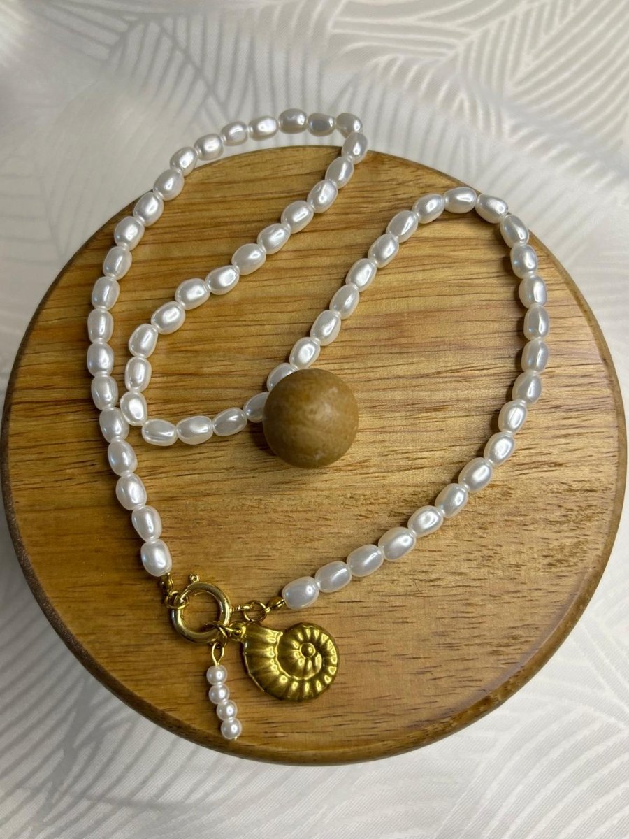 Collier "Perla Nautica" – Perles d’eau douce & Coquillage doré - Manaya Bijoux