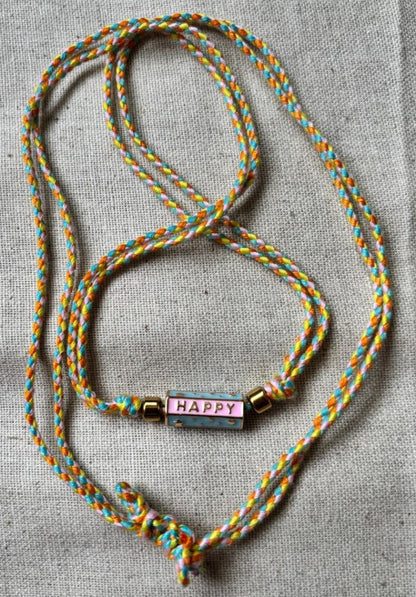 Collier "Happy Mood" – Cordon tressé multicolore & perle message - Manaya Bijoux