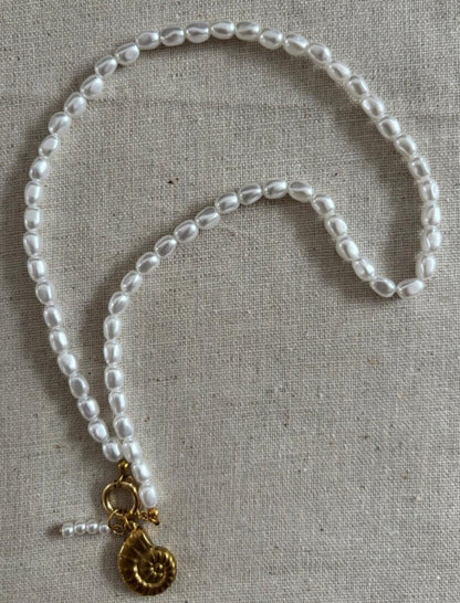 Collier "Perla Nautica" – Perles d’eau douce & Coquillage doré - Manaya Bijoux