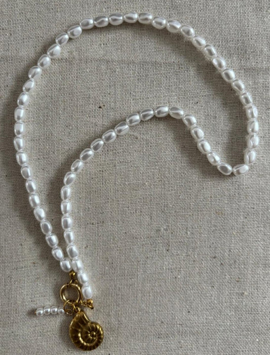 Collier "Perla Nautica" – Perles d’eau douce & Coquillage doré - Manaya Bijoux