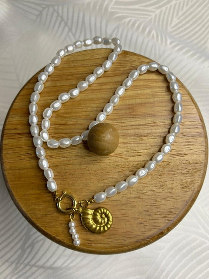 Collier "Perla Nautica" – Perles d’eau douce & Coquillage doré - Manaya Bijoux