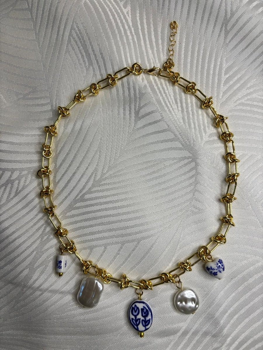 Collier "Sultana Bleu" – Charms céramique peints & perles baroques - Manaya Bijoux