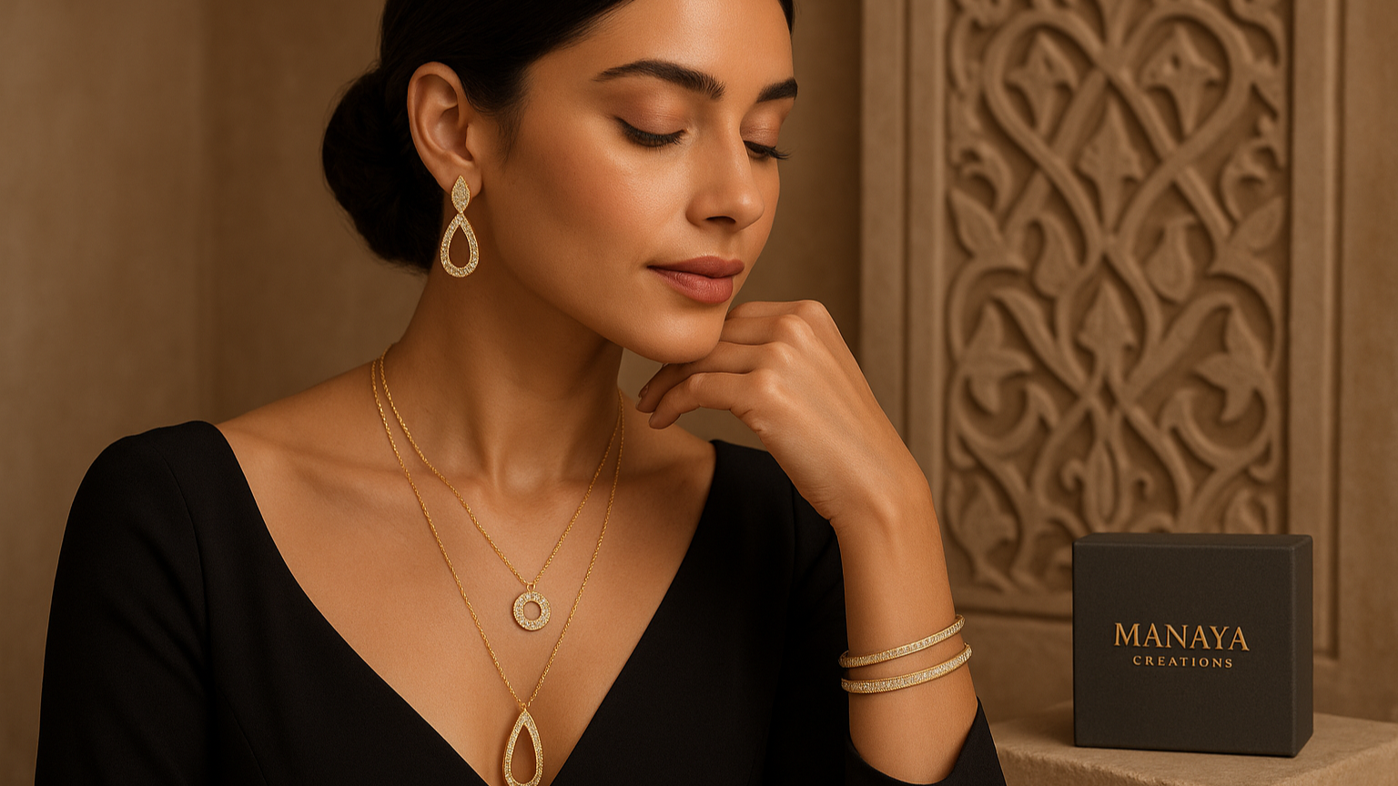 une femme qui met des bijoux avec un logo de manaya creations 